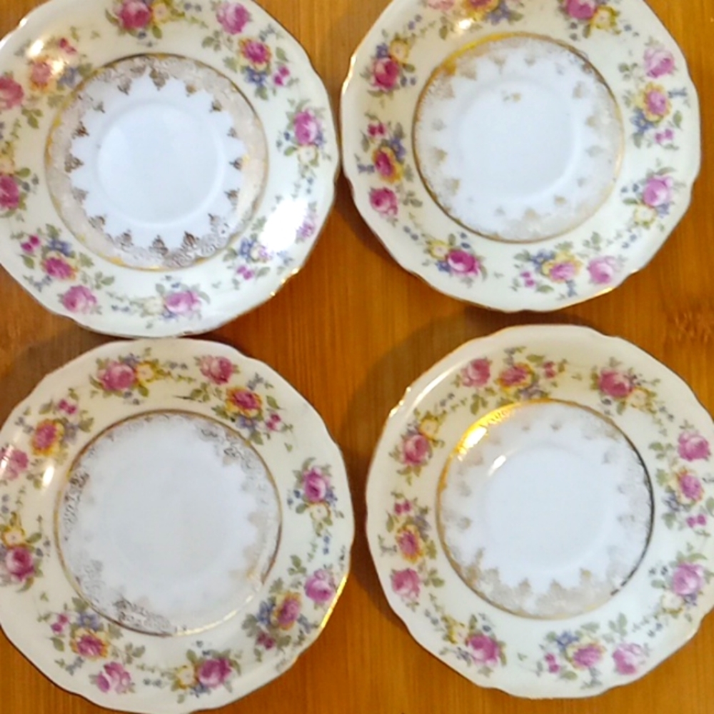 4 small China dishes